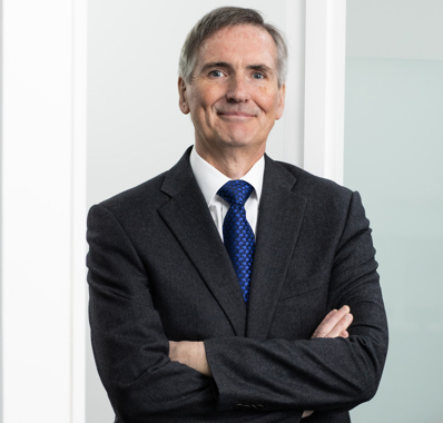 Headshot of Ian Henderson